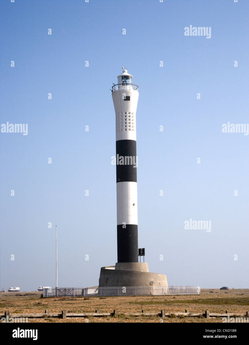 new lighthouse at dungeness on the kent coast Stock Photo Alamy