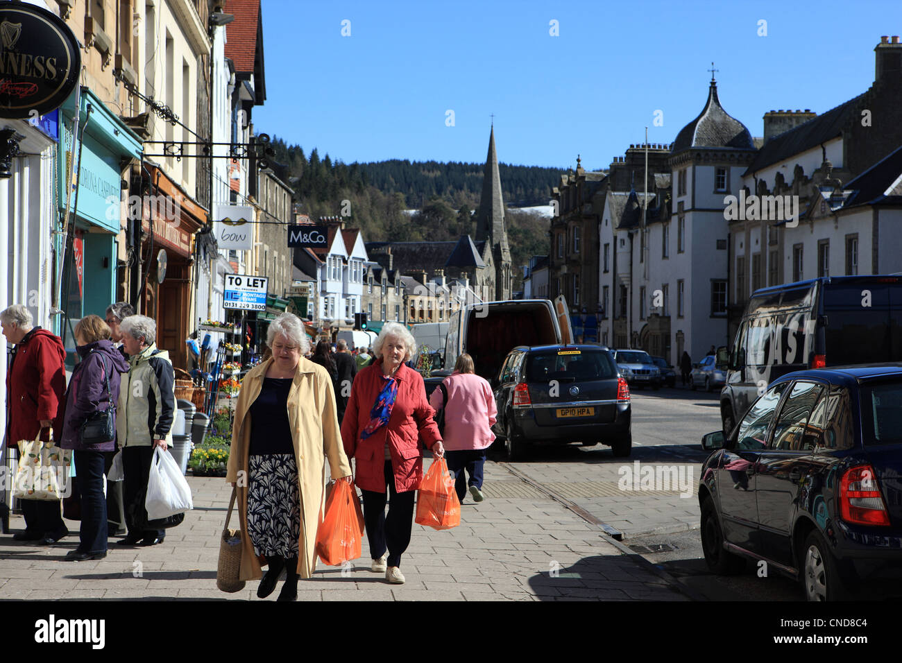 A busy High Street in the Scottish Borders town of Peebles Stock Photo