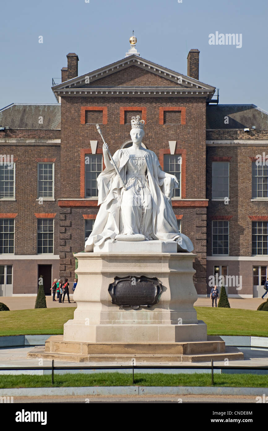 London, Kensington Gardens The statue of Queen Victoria at Kensington