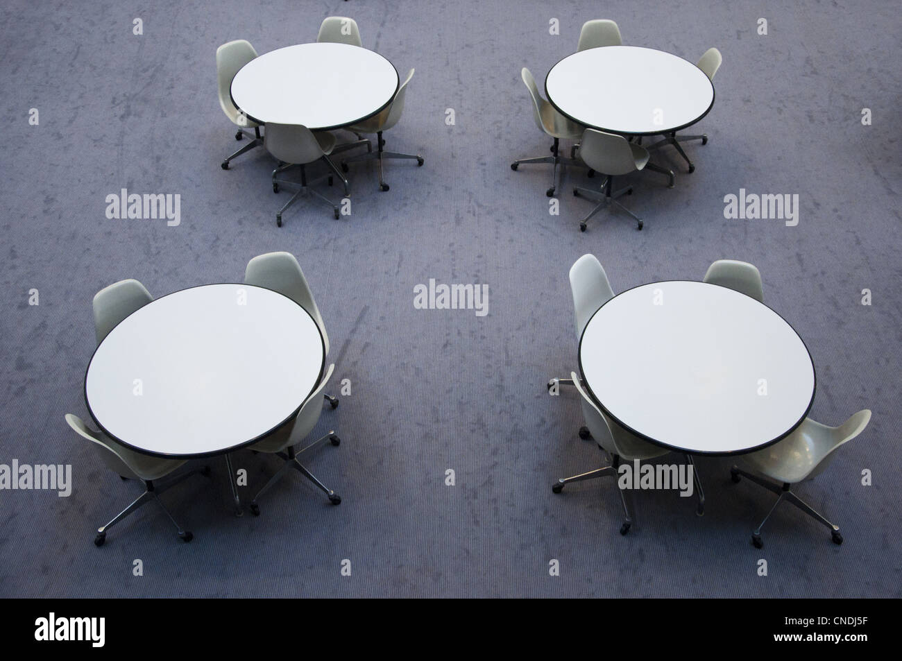 Round empty table with four chairs Stock Photo - Alamy