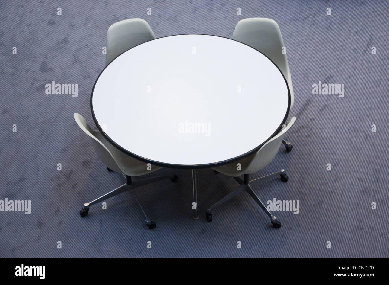 Round empty table with four chairs Stock Photo - Alamy