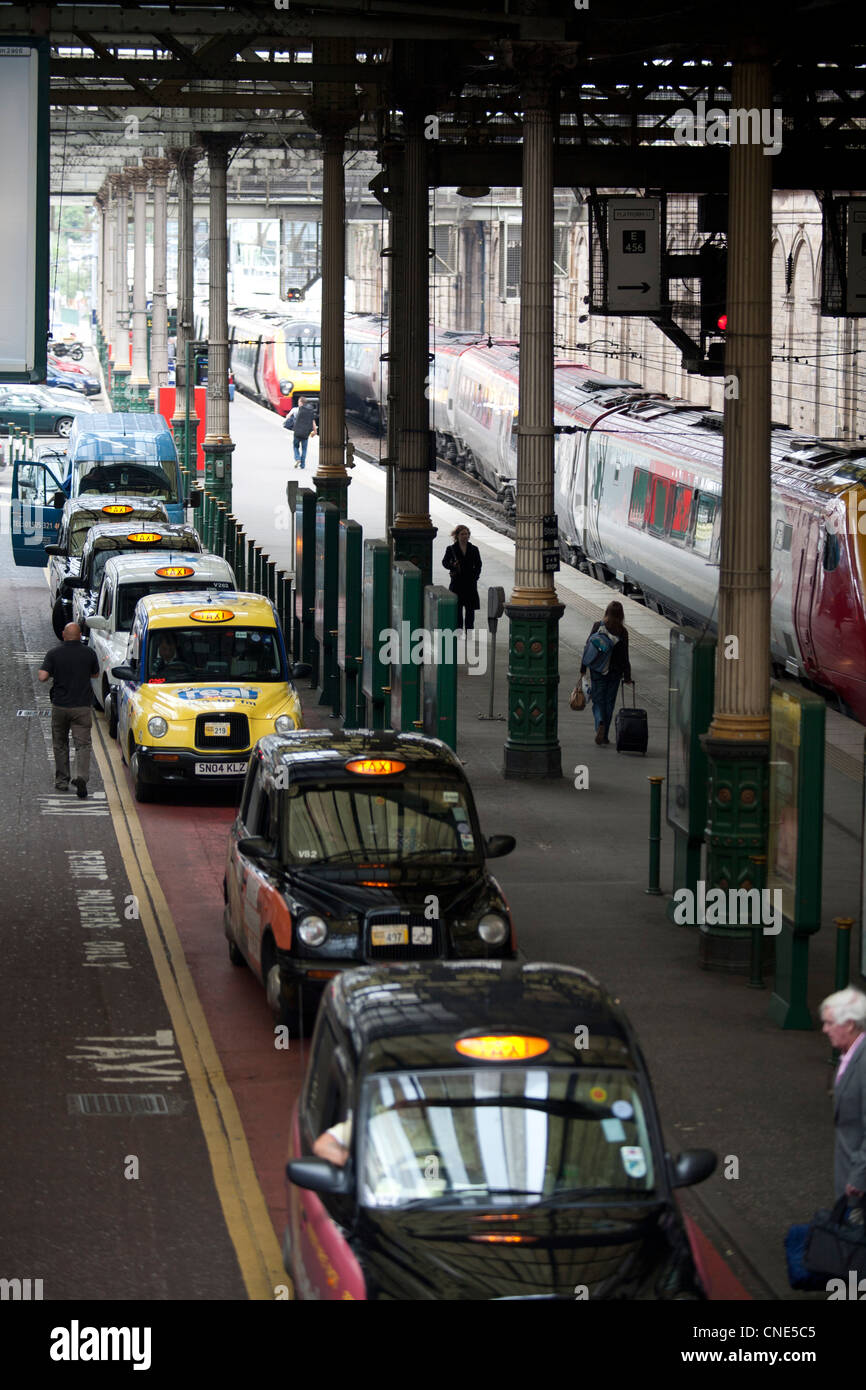 Waverley Station Edinburgh Stock Photo Alamy