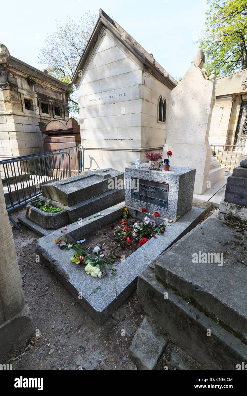 The grave of Jim Morrison of 'The Doors' in Père Lachaise Cemetery, Paris Stock Photo