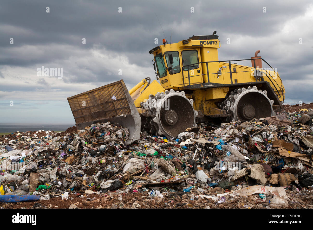 Rubbish tip uk and bulldozer hi-res stock photography and images - Alamy