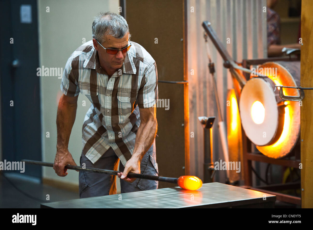 Man giving glass blowing demonstration Stock Photo Alamy