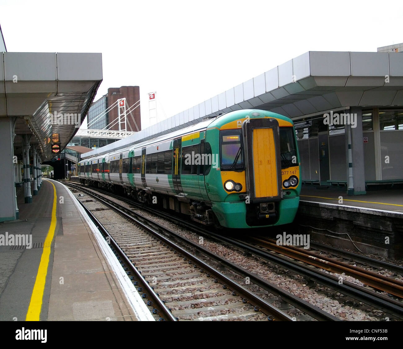 Southern liveried Bombardier Class 377/1 Electrostar No. 377147 calls at East Croydon Stock Photo