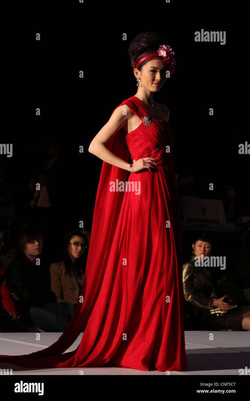 Fashion model catwalk dress hi res stock photography and images Alamy