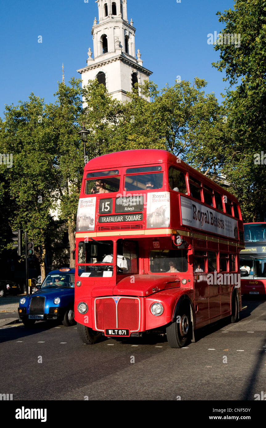 A Routemaster bus on heritage route 15 passes St Clement Danes central church of the Royal Air Force in the Strand Stock Photo