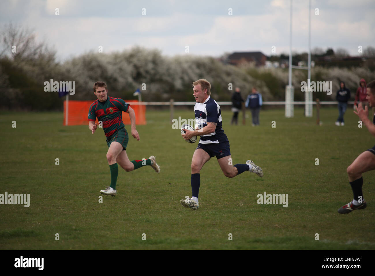 Leighton Buzzard player runs with the ball to score a try against Paviors Stock Photo