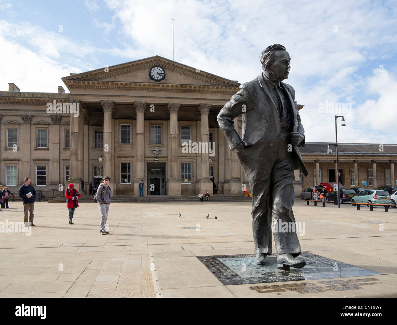 Statue of ex UK Prime Minister Harold Wilson outside Huddersfield station Stock Photo