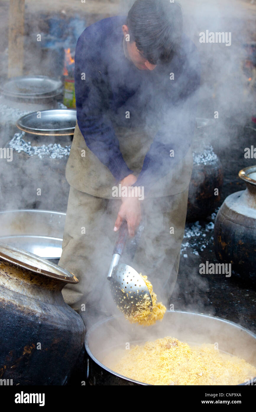 Close Up Image of Large Korean Traditional Ceramic Rice Cooker with Smoke  Coming Out. Korean Stone Pot Stock Image - Image of history, basket:  175243817