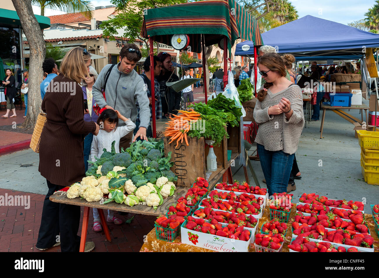 Buying and selling fresh organic produce at the Santa Barbara (California)  Farmers Market Stock Photo - Alamy