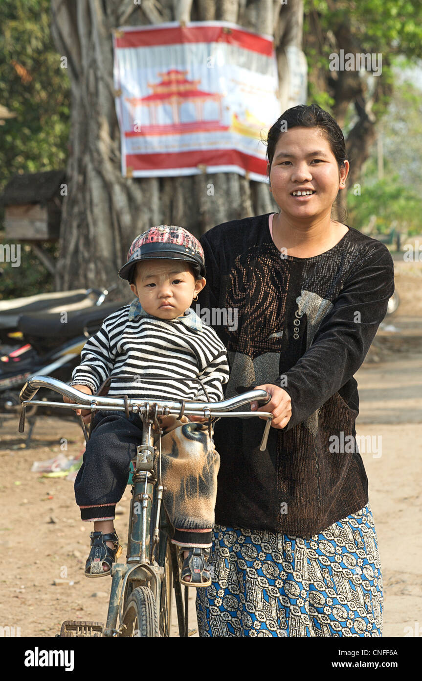 Carrying baby on bicycle hires stock photography and images Alamy