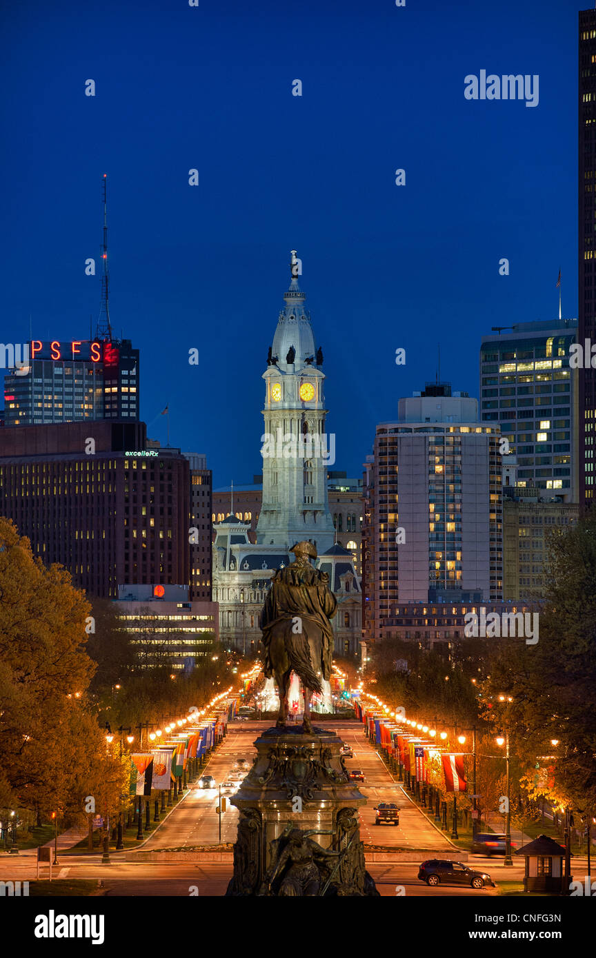 The Washington Monument at Eakins Oval looks to City Hall, Philadelphia, Pennsylvania, USA Stock Photo