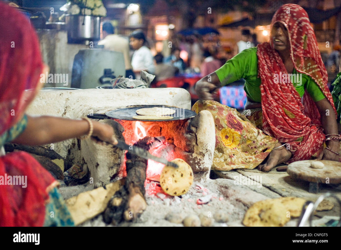 women making roti street restaurant in Pushkar Stock Photo