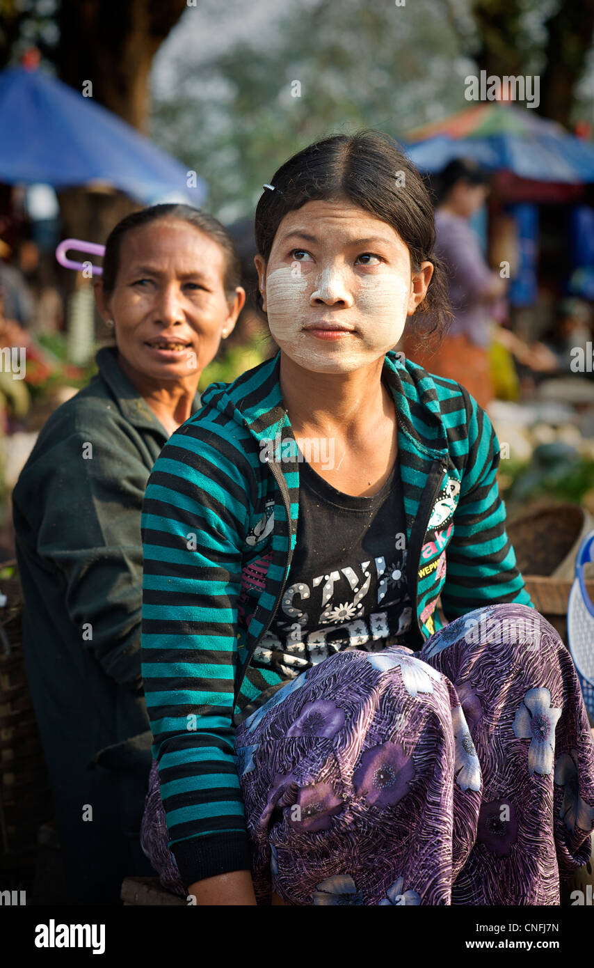 Burmese woman selling fish with tanaka decorated face - a distinctly Burmese tradition. Myanmar. Hsipaw market, Burma Stock Photo