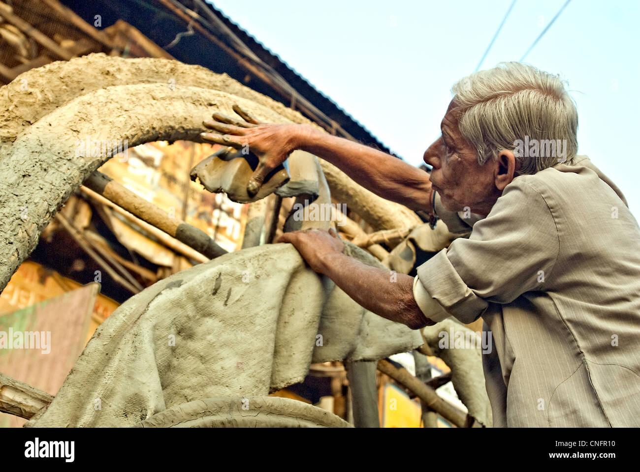 Sculptor working in Kumartoli potters quarter Stock Photo Alamy
