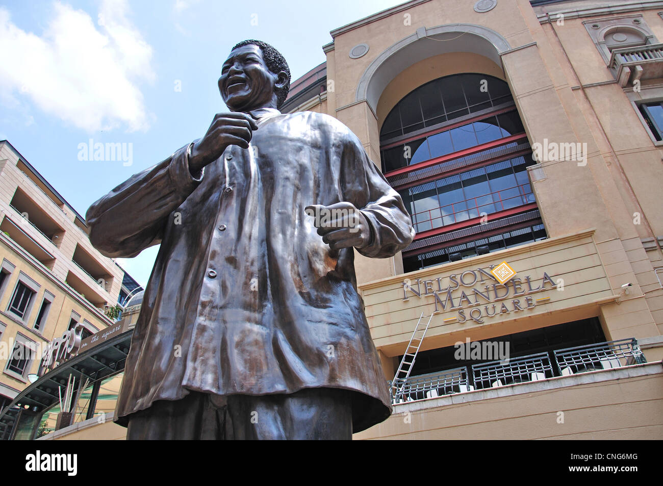The statue of nelson mandela in sandton hi-res stock photography and ...