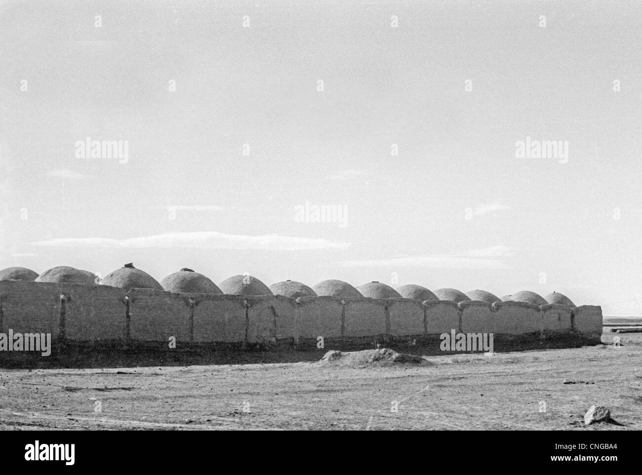 IRAN, ARAK: Mud village of domed houses in the high desert plateau near Arak, Iran. Black and white Archival photo, 1977 Stock Photo