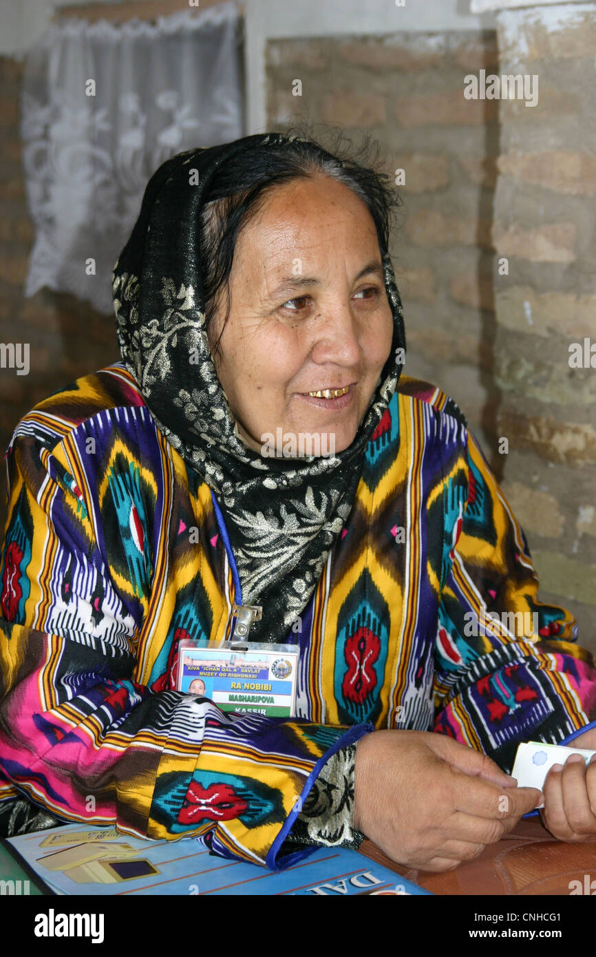 Traditional lady with gold teeth in Samarkand, Uzbekistan Stock Photo Alamy