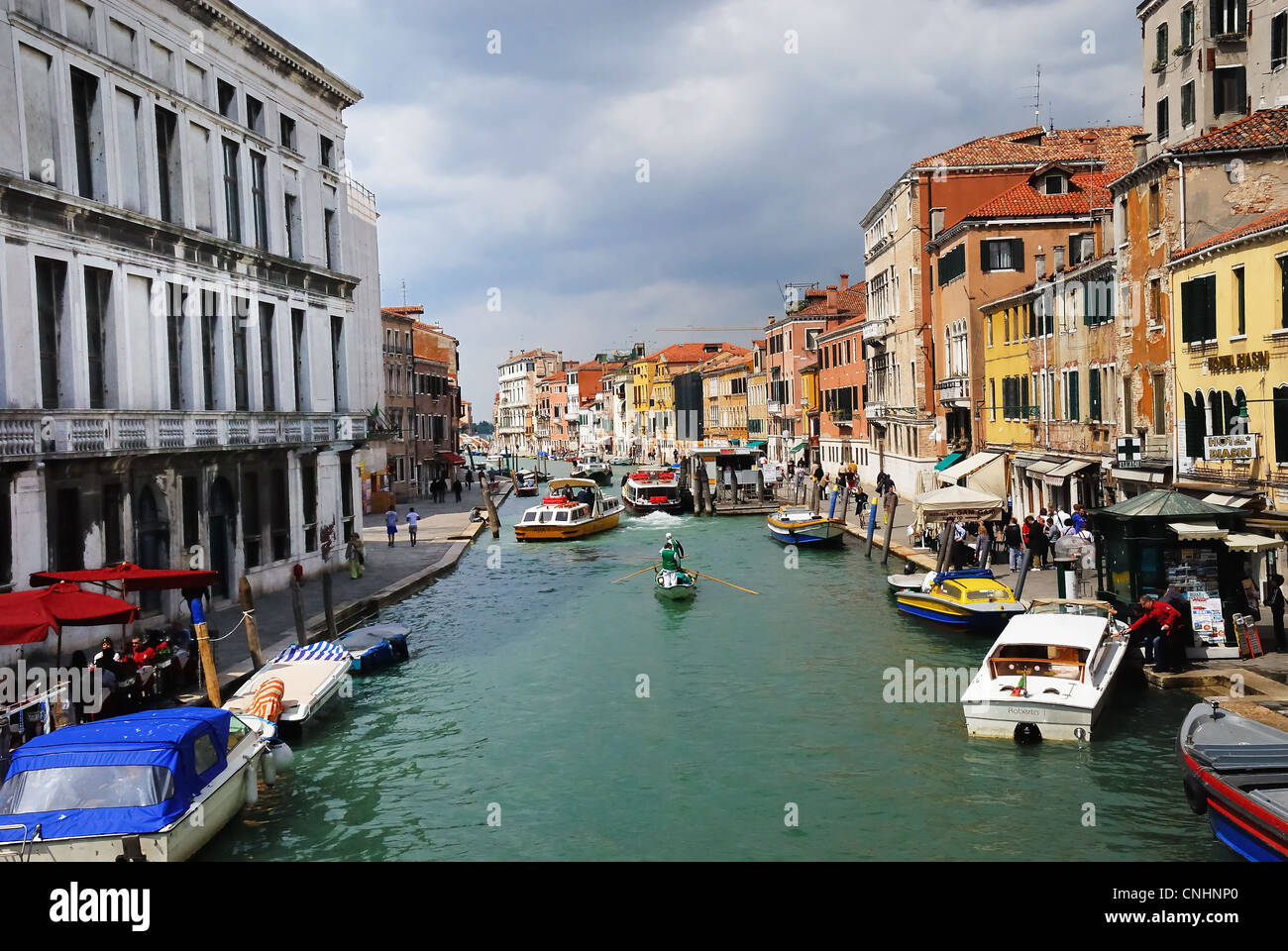 sestriere-di-cannaregio-venice-italy-the-cannaregio-canal-the-main