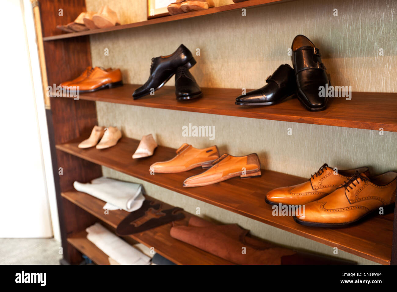 Shoemaker, mains tenant avec semelle colle et semi-finis chaussure avec  semelle cousue, Kainisch, Styrie, Autriche Photo Stock - Alamy