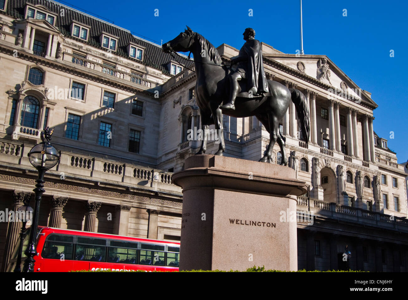 Bank of england statue hi-res stock photography and images - Alamy