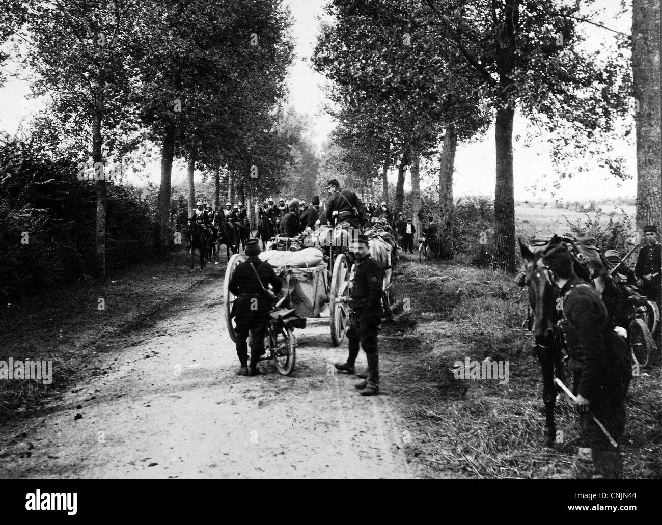 August 1914. French soldiers retreat from the advancing German army Stock Photo