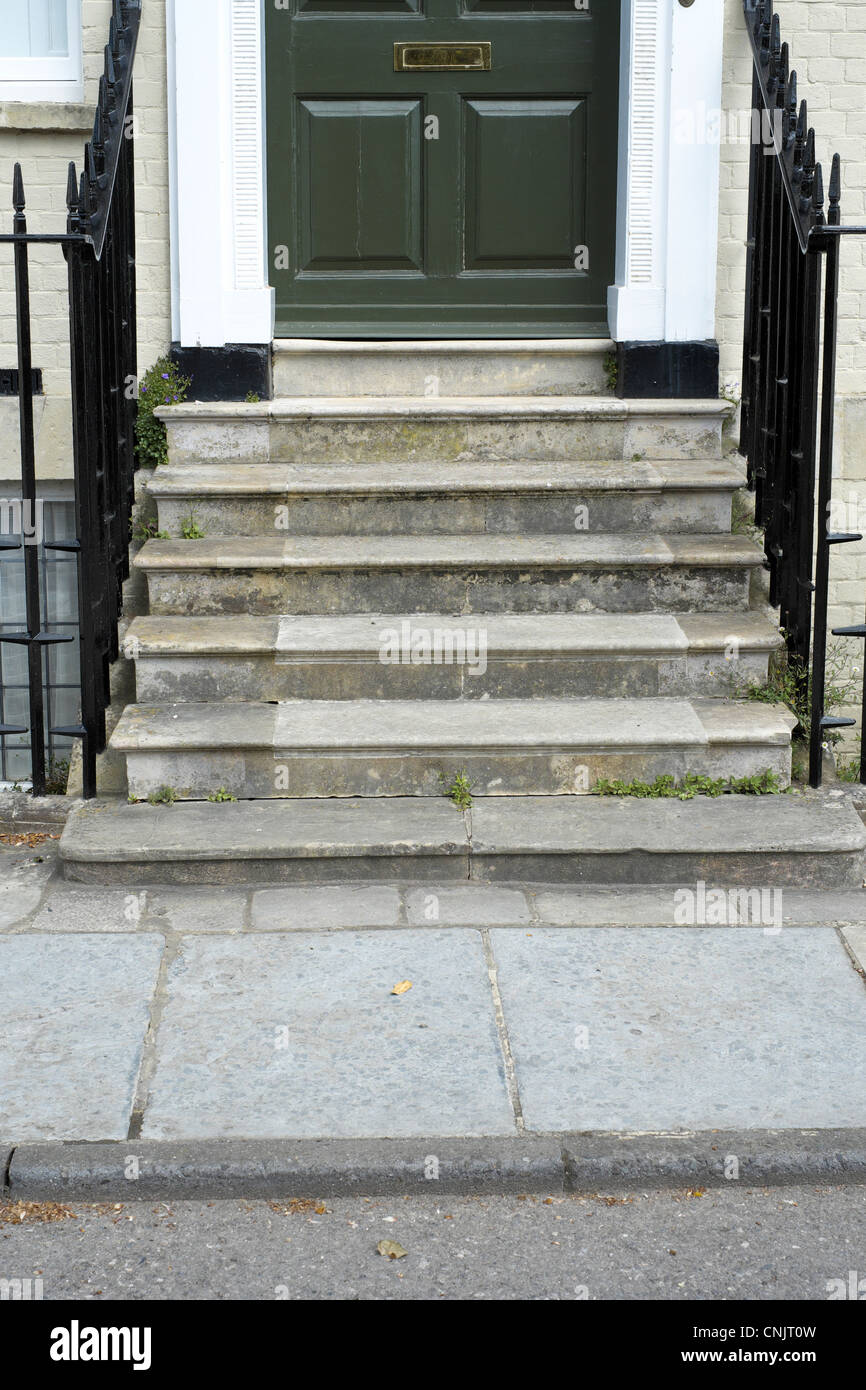 Steps pavement front door hi-res stock photography and images - Alamy