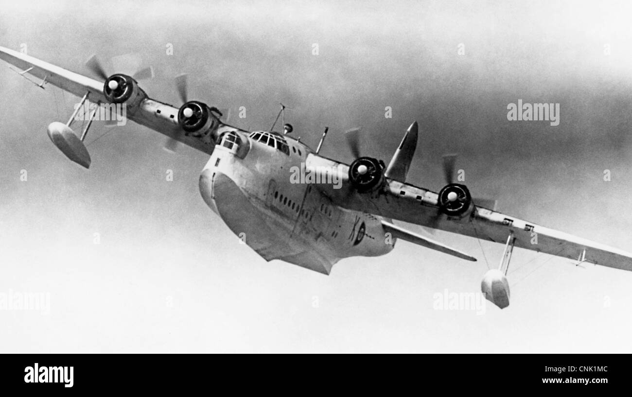 sunderland flying boat in the air Stock Photo Alamy