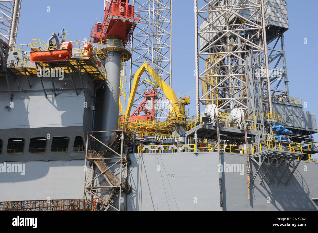 Jack up drilling rig in china shipyard Stock Photo - Alamy