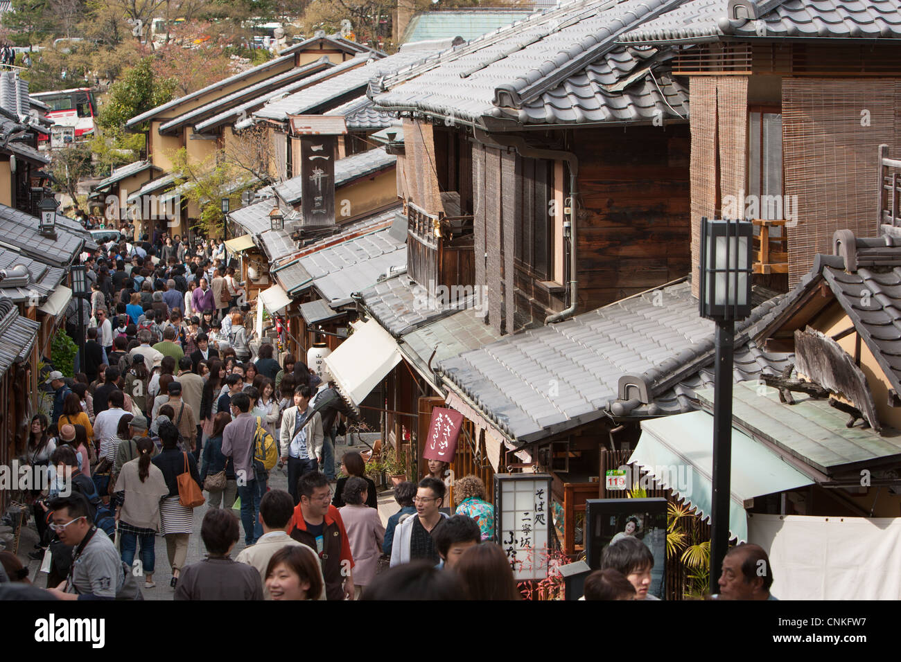 Sannenzaka Slope and the shops and tourists, near Kiyomizudera Temple, in Kyoto, Japan Stock Photo