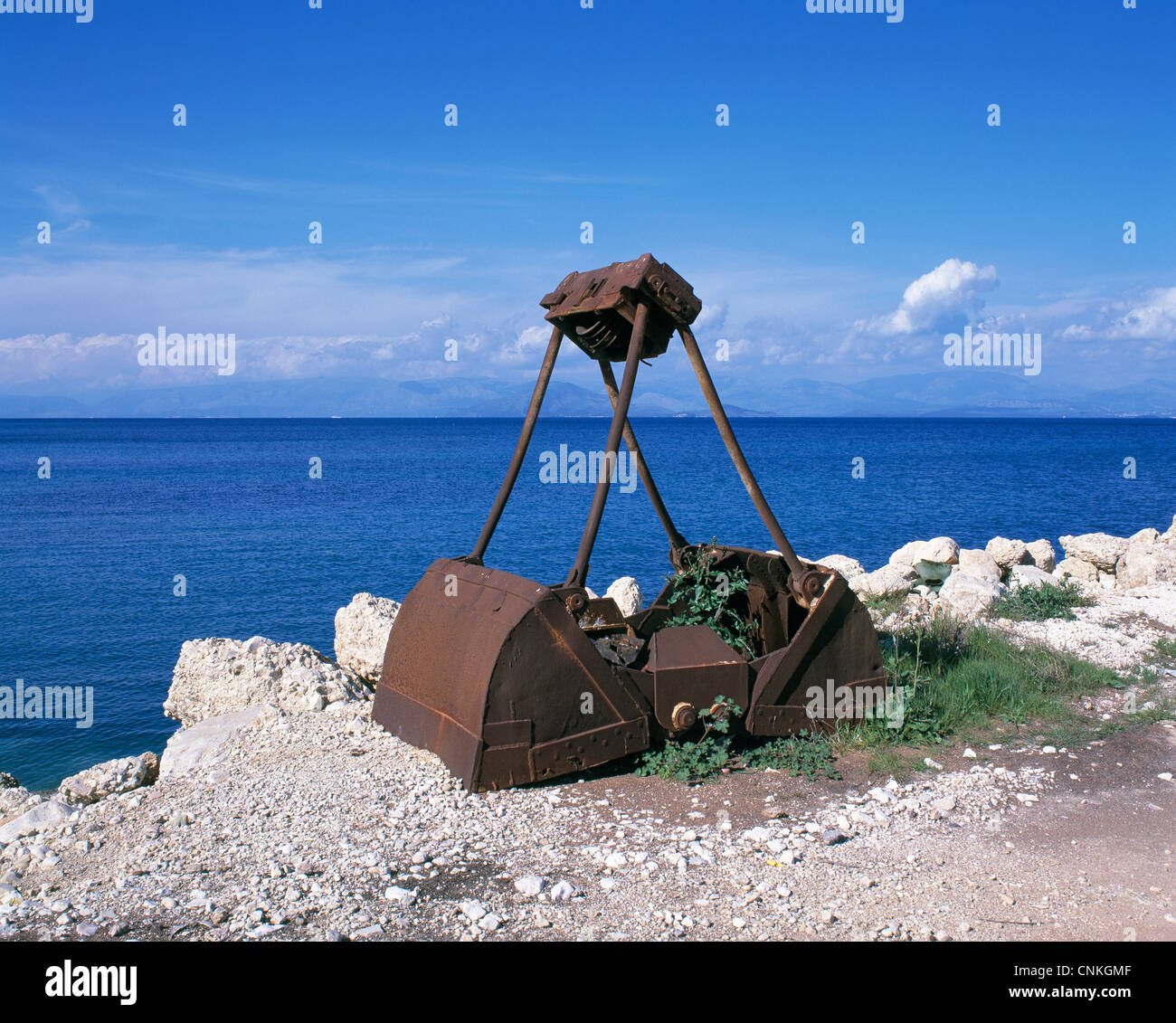 Umweltverschmutzung, Abfall, Unrat, Verrostete Baggerschaufel am Strand von Korfu, Ionische Inseln, Griechenland Stock Photo