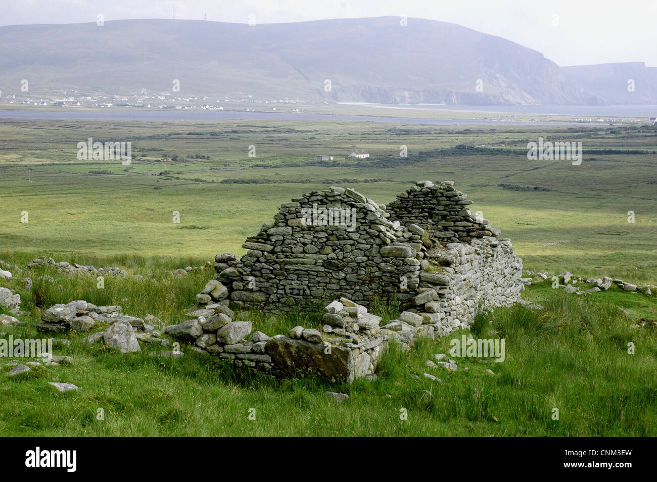A CHARACTERISTIC RUIN OF A DESERTED COTTAGE ABANDONED DURING THE GREAT IRISH FAMINE (1840'S). Achill Island. Stock Photo