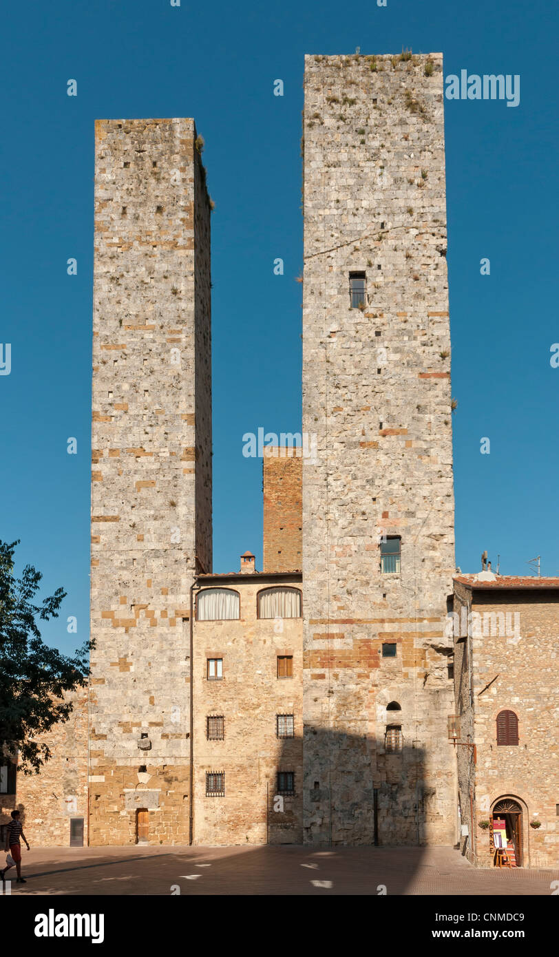 Torri dei Salvucci (Twin Towers ot Torri Gemelle) at Piazza del Duomo, San Gimignano, Tuscany (Toscana), Italy Stock Photo