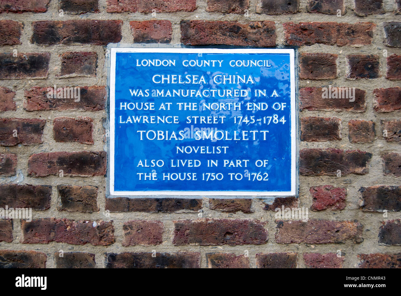 Blue plaque commemorating Chelsea China and Tobias Smollett, Chelsea Stock Photo