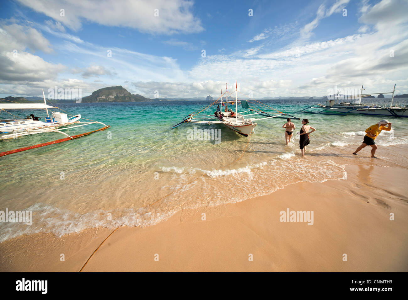Outrigger boats on the sandy beach of Helicopter Island, Bacuit archipelago, El Nido, Palawan, Philippines, Asiatisch, Asian Stock Photo