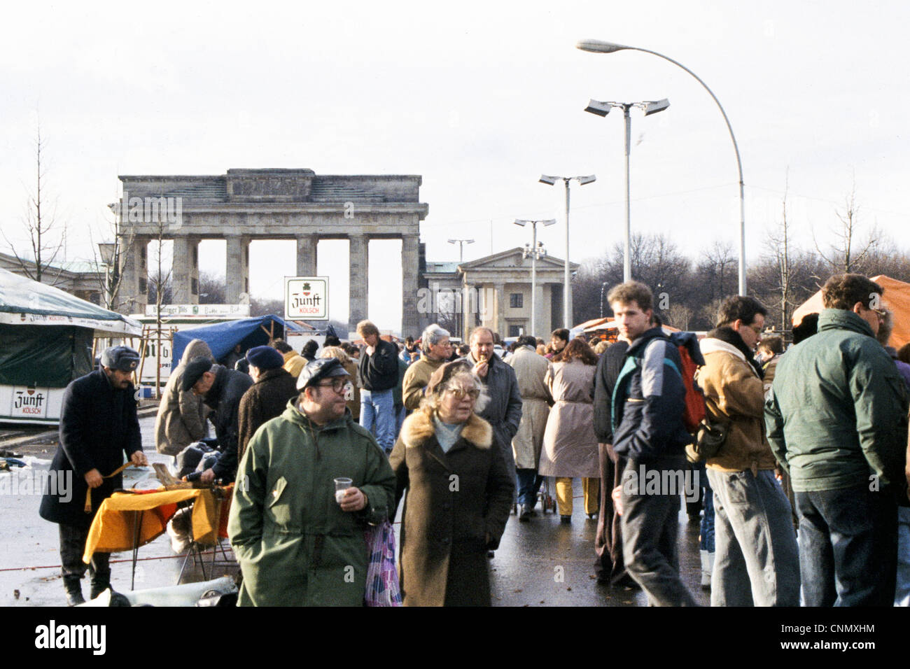 brandenburg gate to berlin wall