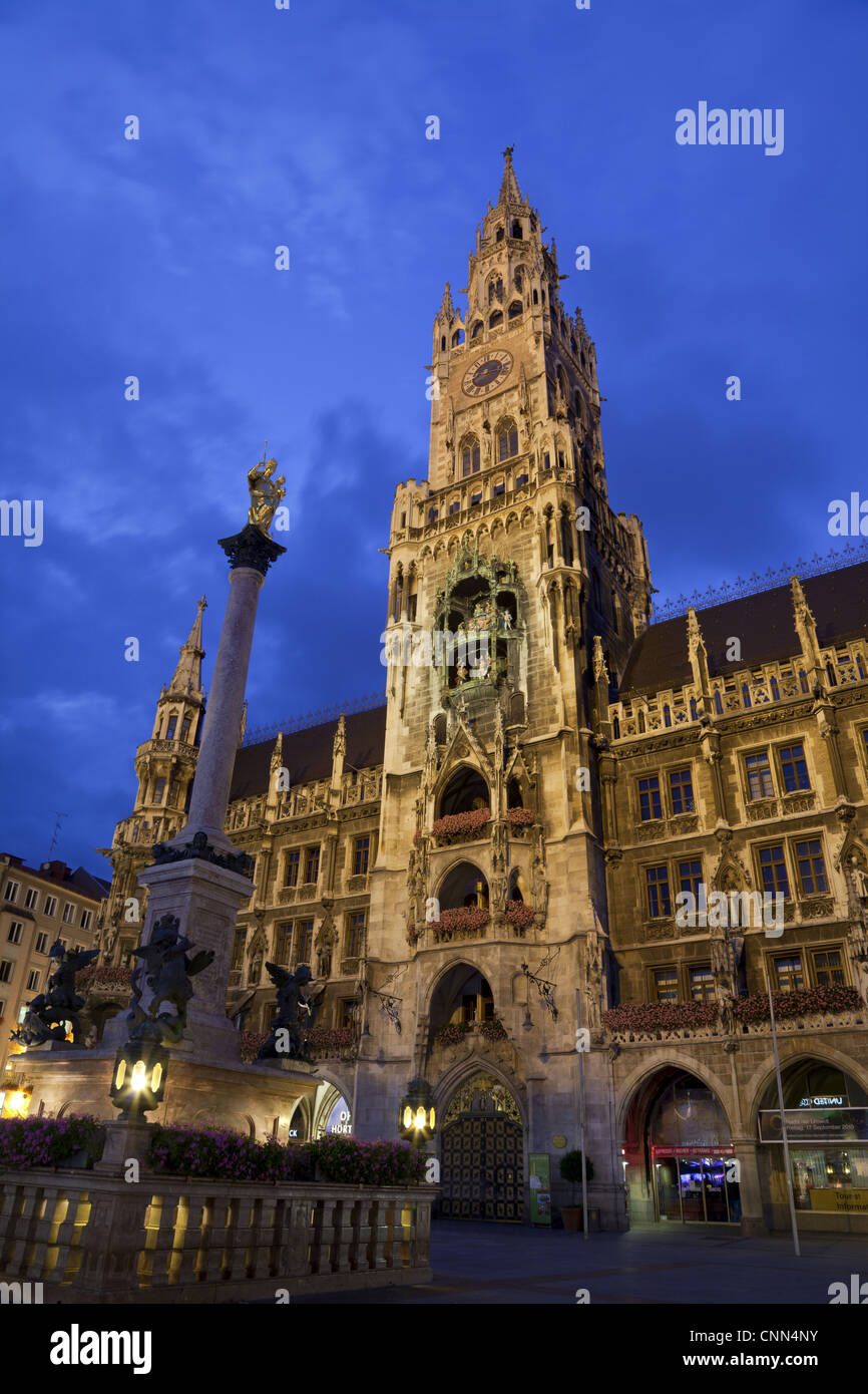 City hall and Marian column at night, New City Hall, Marienplatz ...