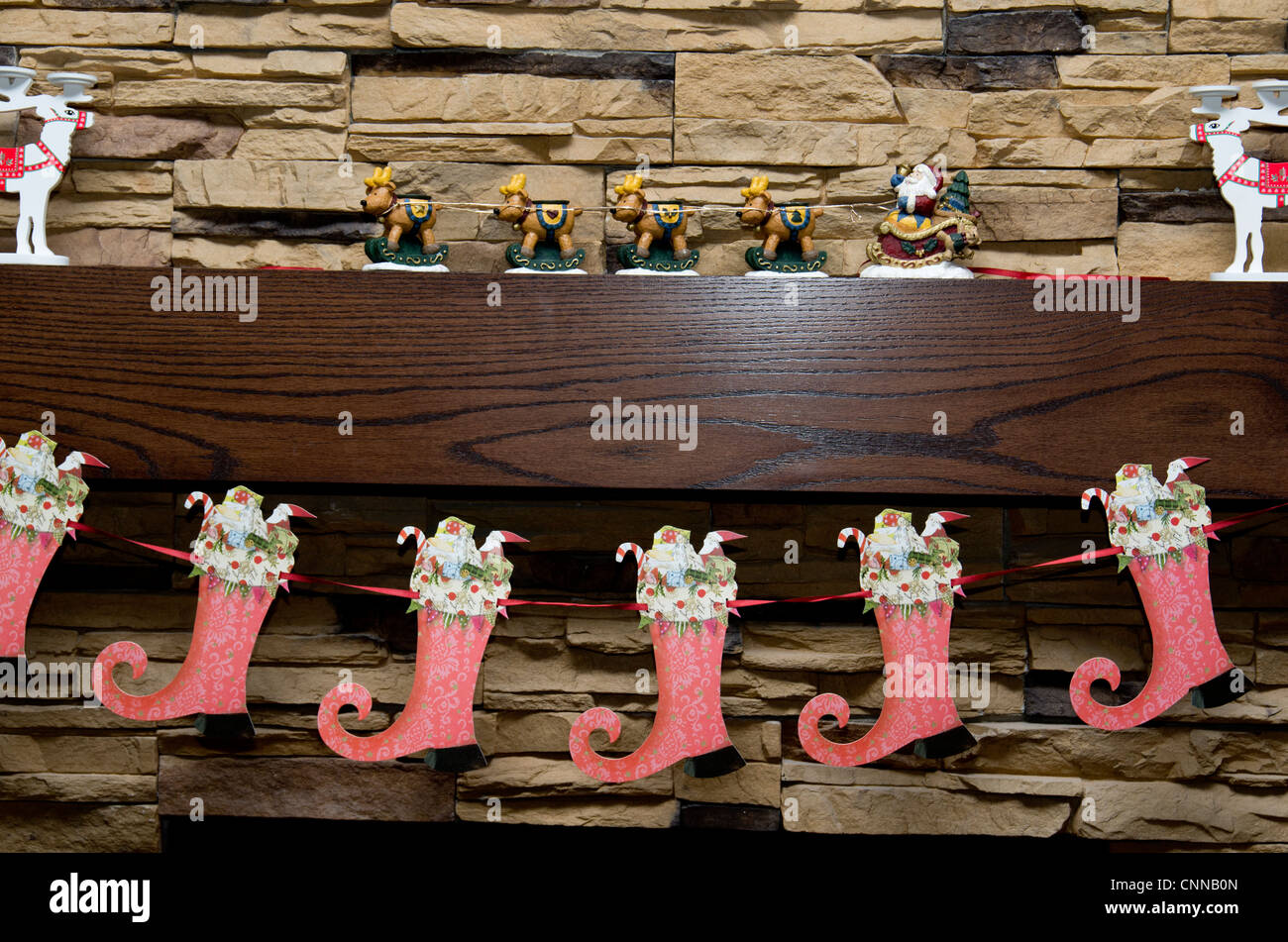 Garland christmas mantle hi-res stock photography and images - Alamy