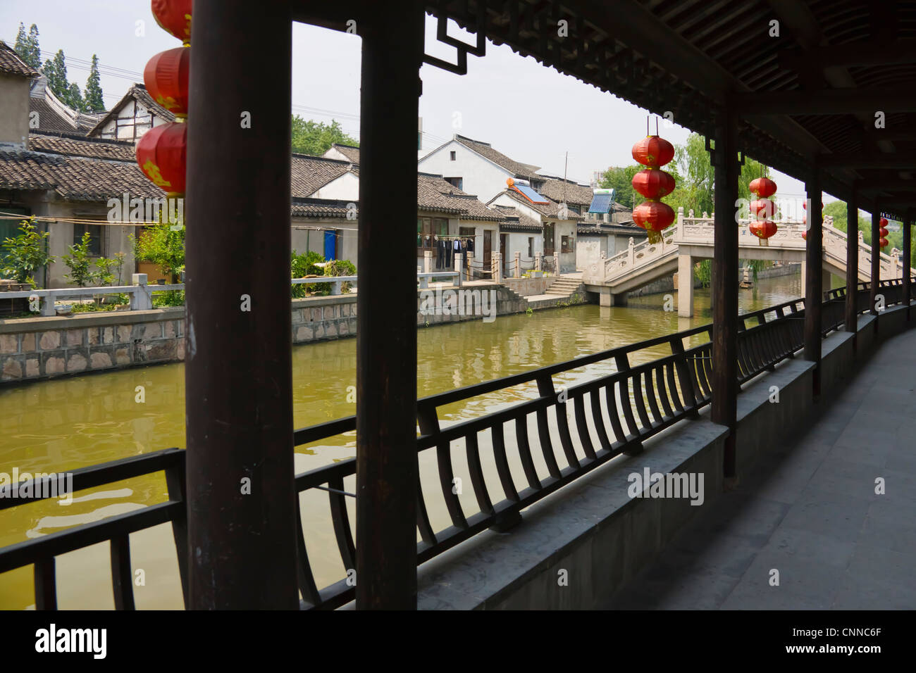 Traditional houses and long corridor along the Grand Canal in the watertown, Fengjing, Shanghai, China Stock Photo