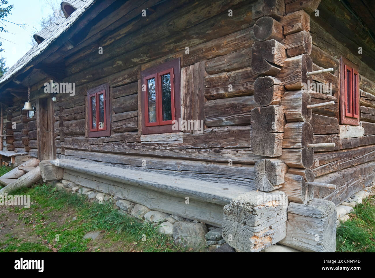 Реконструкция старого деревенского дома. Заваленку в доме. Старинная завалинка в деревянном доме. Завалинка- земляная невысокая насыпь вдоль наружных стен избы. Заваленок в доме.
