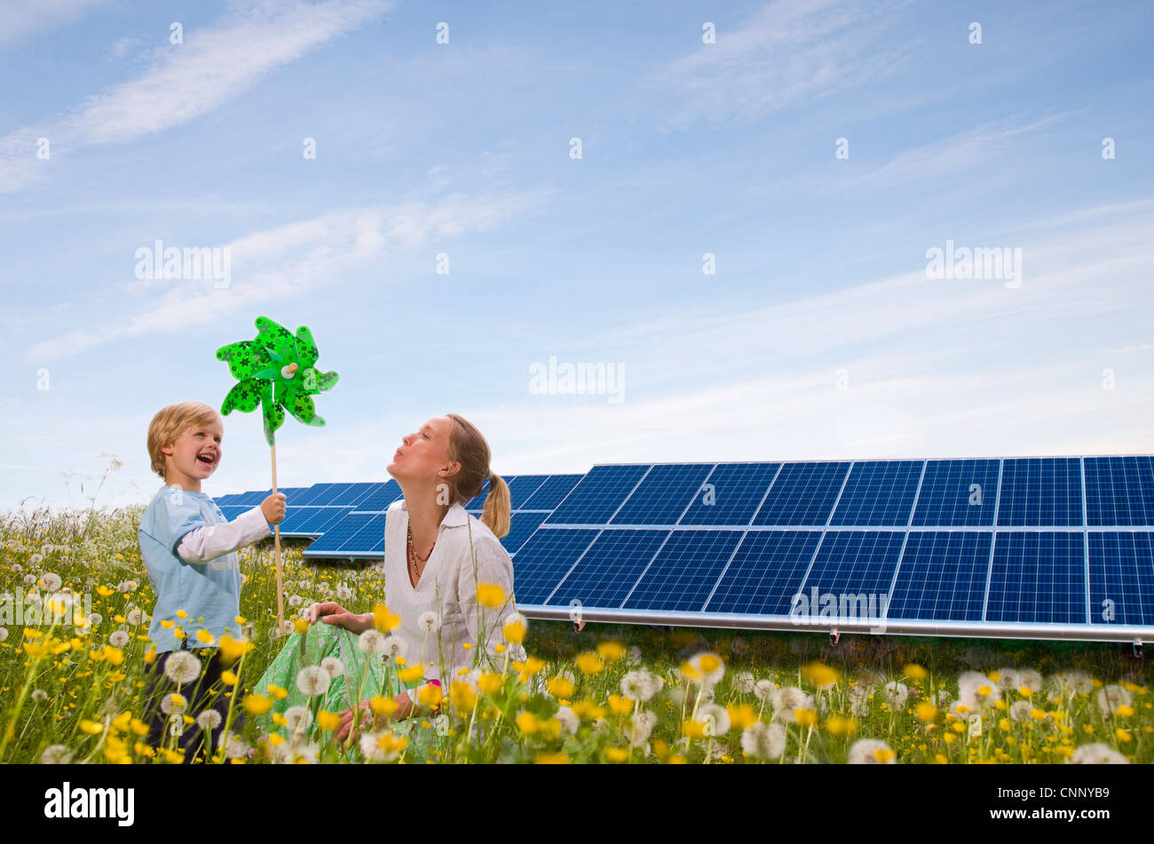 солнечные панели детям. семья солнечные батареи. фото семьи. солнечные панели с человеком. Family island бесконечная энергия.