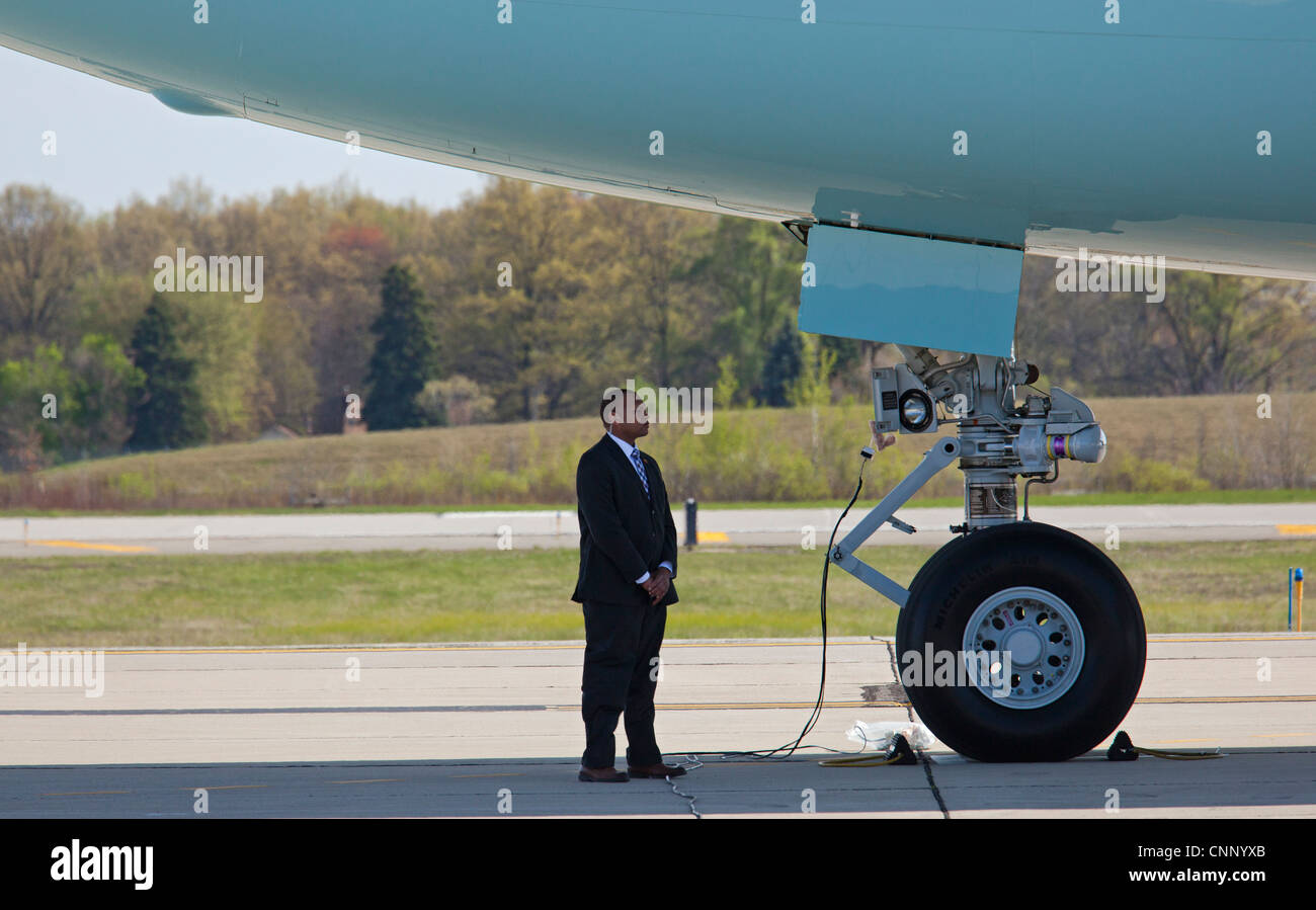 Detroit, Michigan - A man guards Air Force 1 while it is on the ground at Detroit Metro Airport. Stock Photo