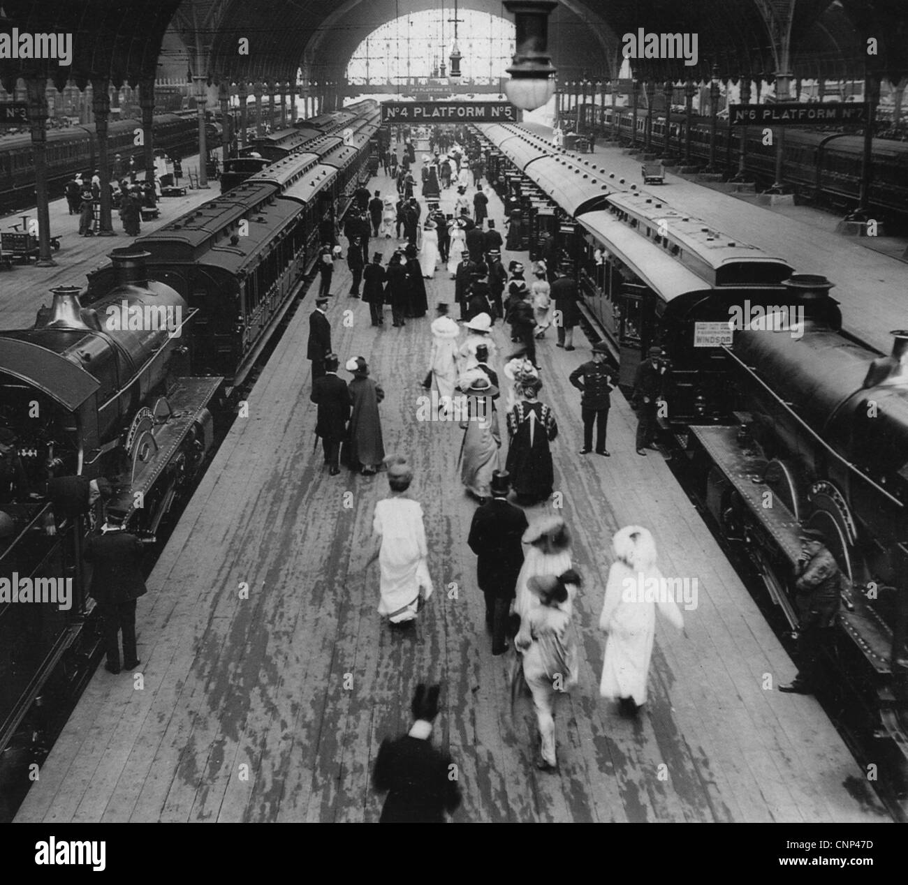 PADDINGTON STATION, London, about 1910, with passengers embarking for the Ascot Races Stock Photo