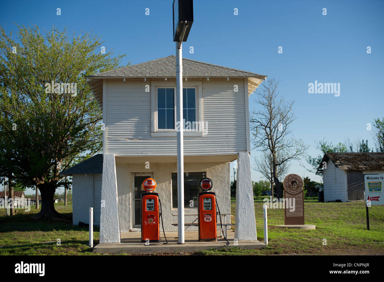 Old gas station along Route 66 in western Oklahoma Stock Photo Alamy
