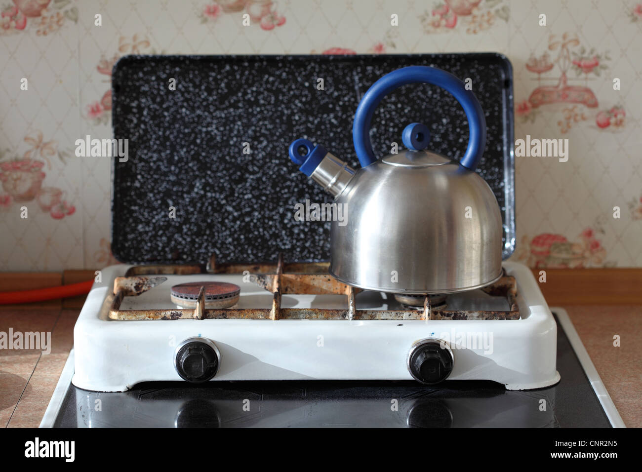 kettle and gas cooker on modern kitchen Stock Photo Alamy