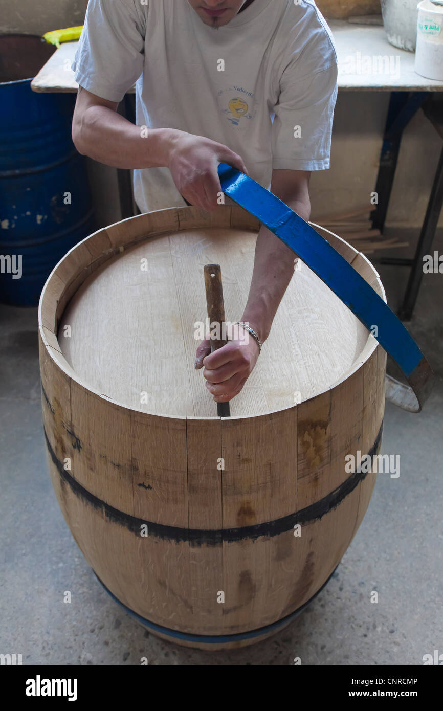 Adjustement of the bottom's barrel., Cooperage Damy Father and Sun