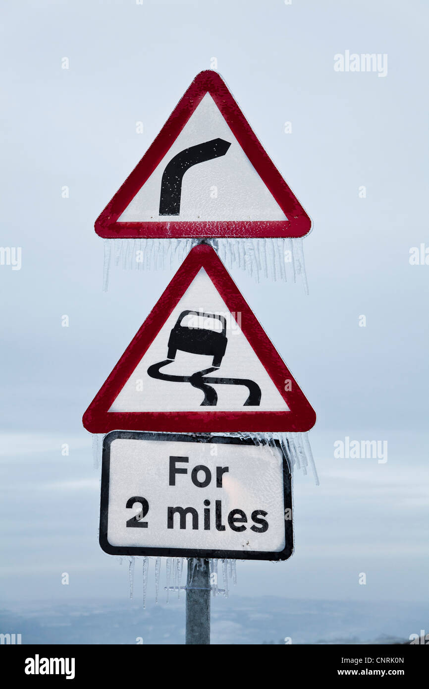 Icy road warning sign hi-res stock photography and images - Alamy