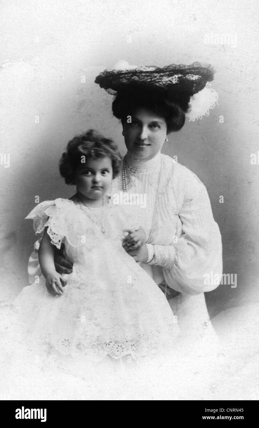 Louisa von Toscana, 2.9.1870 - 23.3.1947, Countess Montignoso, with her daughter Anna Pia Monika, picture postcard, circa 1910, Stock Photo